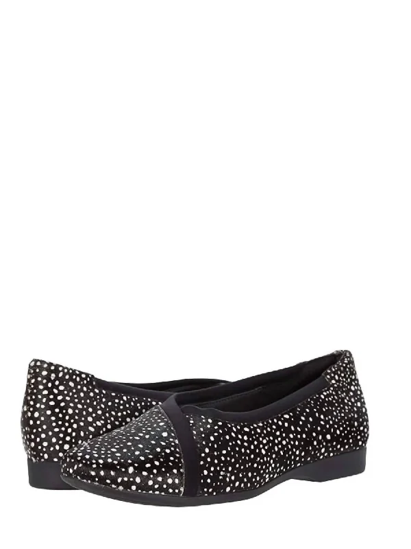 Women's Un Darcey Ease 2 Ballet Flats - Wide Width In Black,white